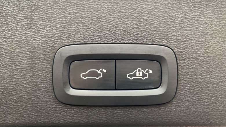 Volvo XC40 2.0 B4P Ultimate Dark 5dr Auto Petrol Estate